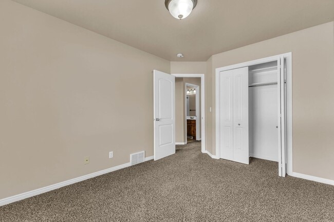 Building Photo - Beautiful 3 Bedroom Rambler in the Heart of Kaysville