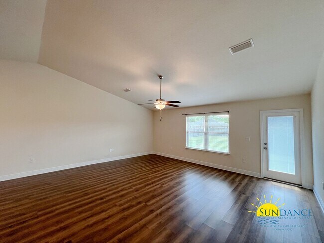 Building Photo - Stunning 4 Bedroom Home in Willow Creek Pl...