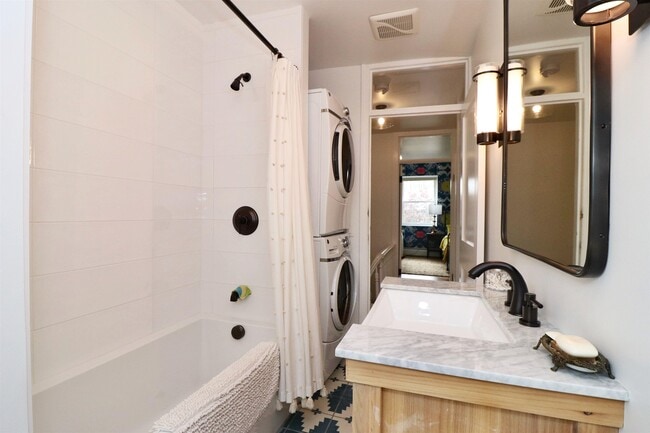 Building Photo - 820 Grand St