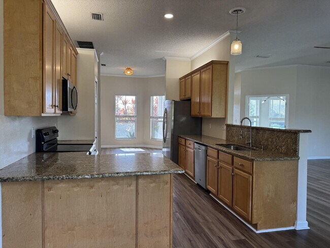 Building Photo - 7 Deerwood St