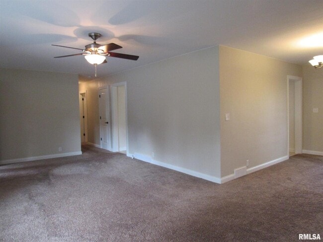 Building Photo - 233 Manor Dr