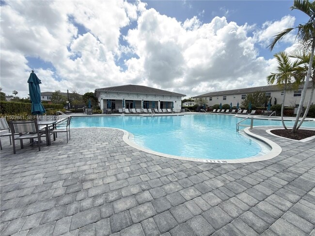 Building Photo - 1060 SE 26th Ter