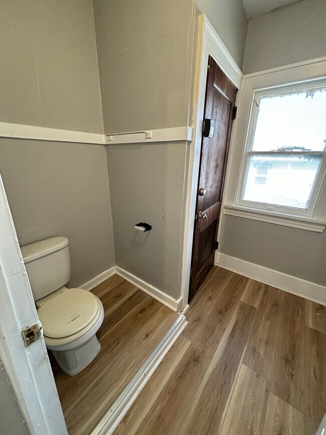 Building Photo - 2 Bedroom, 1 bath apartment in convenient location 1/2 OFF FIRST MONTHS RENT SPECIAL!