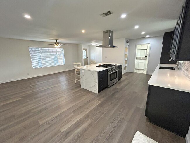 Building Photo - 16101 Ash St