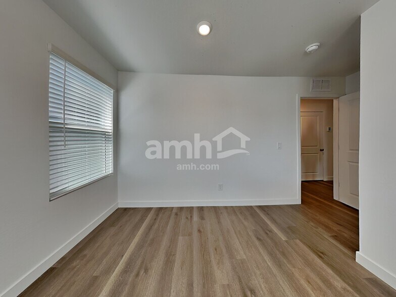 Building Photo - 20177 W Thomas Rd