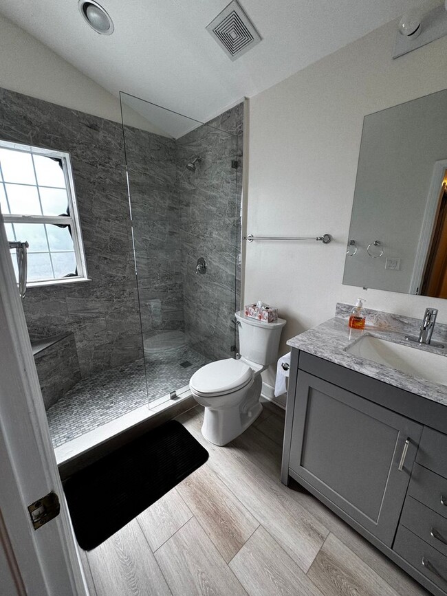 Building Photo - Key West Condo For Rent