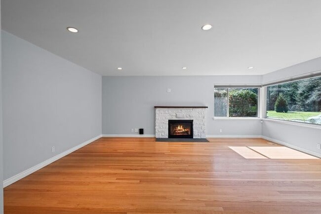 Building Photo - Elegant and Spacious Air-Conditioned Lincoln Park Rambler