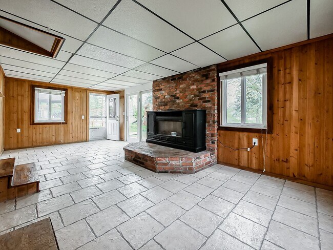 Building Photo - Welcome to this beautiful 2 bedroom, 1 bat...