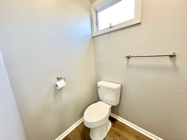 Building Photo - 1041 W 10th St