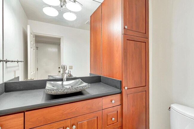 Building Photo - 302 Tadley Ct