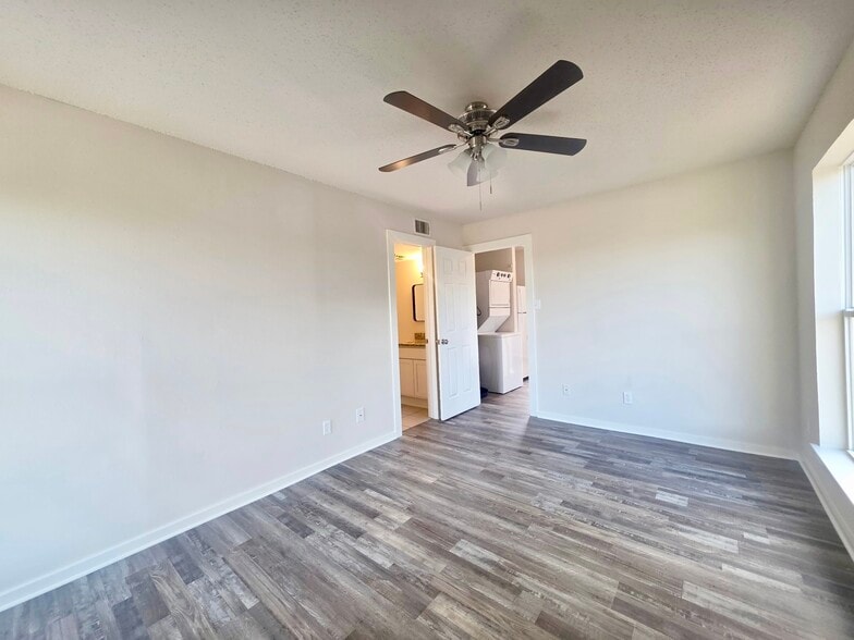 Building Photo - 1020 Autumn Cir