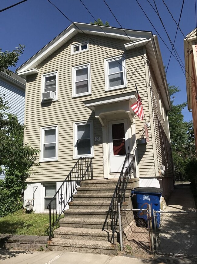 Building Photo - Gorgeous 3BR, Single Family Home IN EAST ROCK! PARKING! LAUNDRY!