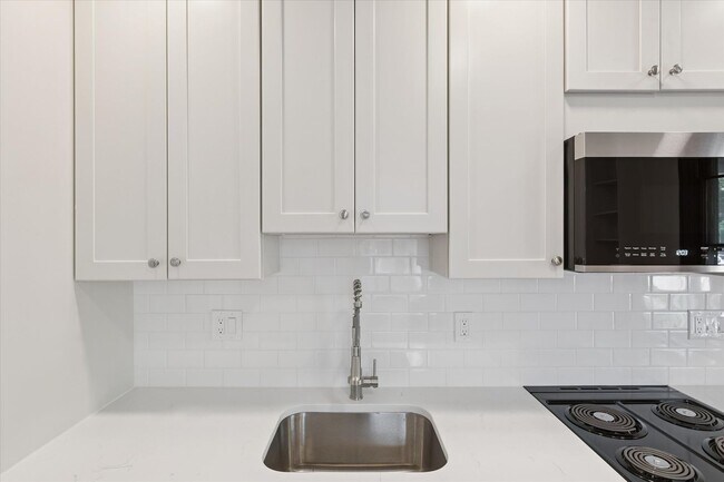 Building Photo - Fall 2026 Pre-Leasing! Freshly Renovated 1 Bed / 1 Bath in Prime Boulder Location – Steps from Pe...