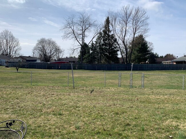 Building Photo - Move-in ready!! Bonus room that could easi...