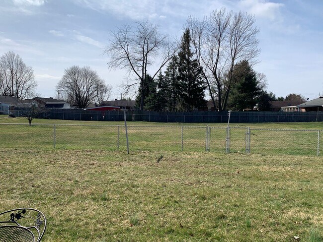 Building Photo - Move-in ready!! Bonus room that could easily be utilized as a 3rd bedroom!!