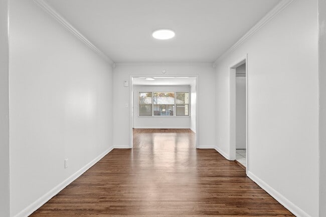 Building Photo - 3BR/1BA Home with W/D Hookups + Holiday Move-In Special $150 !!