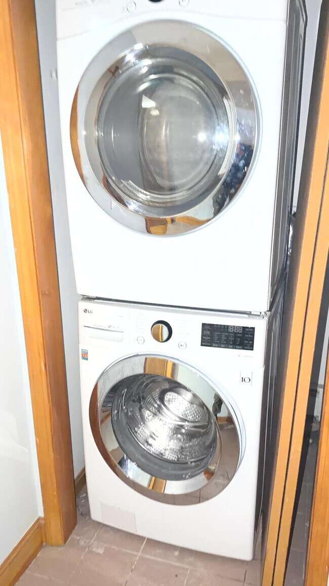 Building Photo - 61 Tracey St