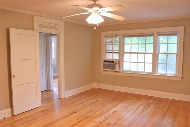 Building Photo - Charming 2-bedroom waiting to be yours !!