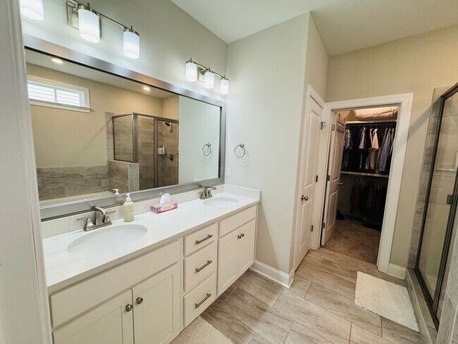 Building Photo - Pre-leasing for an April Move in-TOWN MADISON