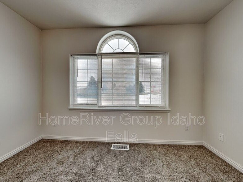 Building Photo - 3535 Deloy Dr
