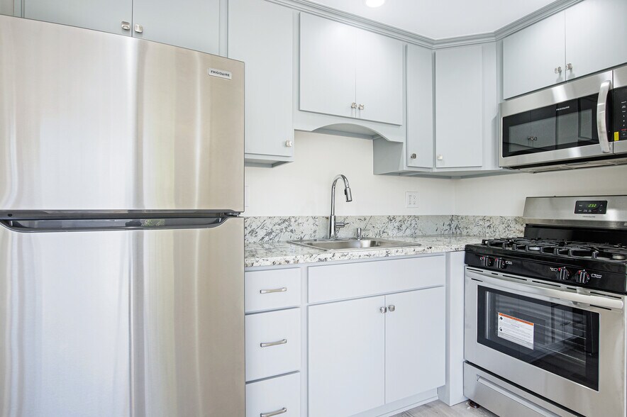 Kitchen - 11301 Gladwin St