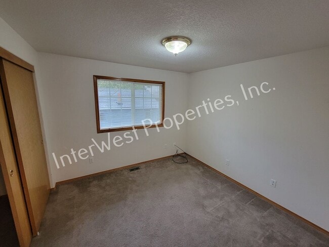 Building Photo - Tigard 3 Bd 2ba Ranch Style Home on Flag L...