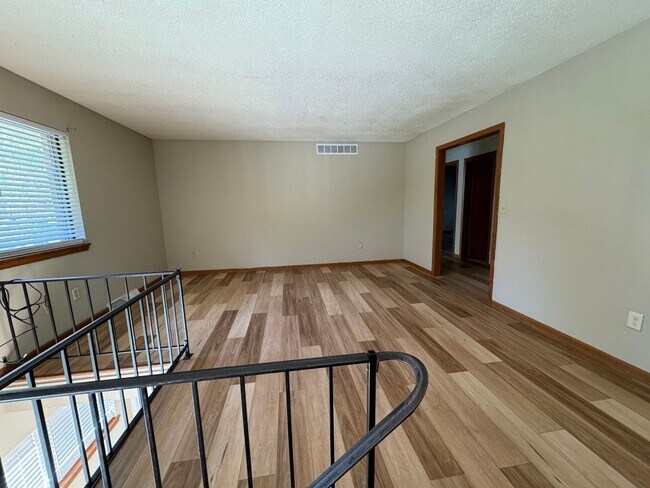 Building Photo - Spacious 3 Bedroom Split-Level Duplex