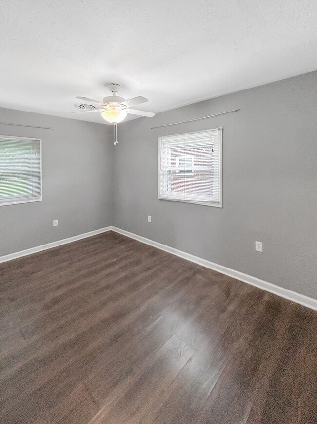 Building Photo - Welcome to this charming 2-bedroom, 1-bath...