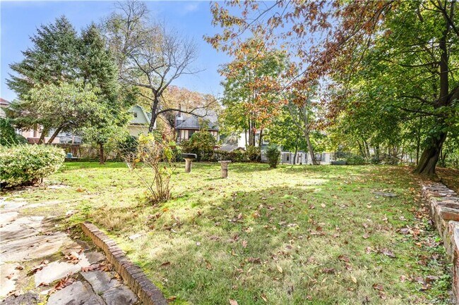 Building Photo - 218 E 4th St