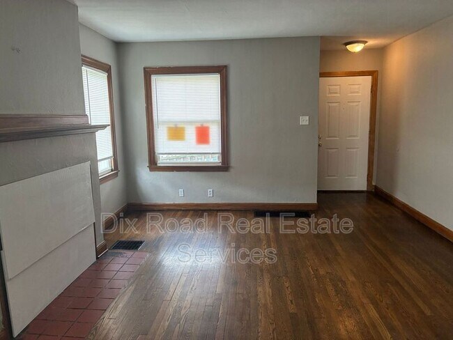 Building Photo - 112 Iroquois Ave