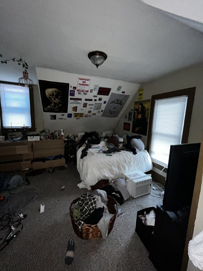 Building Photo - 3 Bed 1 Bath close to UWEC! Available July...