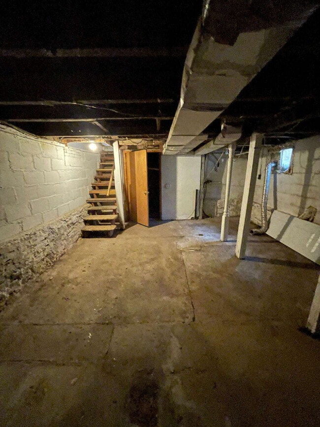 Building Photo - Spacious 3 Bedroom Apartment Near IUP – Ideal for Roommates