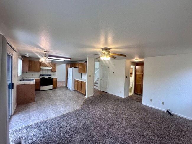 Building Photo - Spacious 3 Bedroom 2.5 Bath Home In NW Ren...