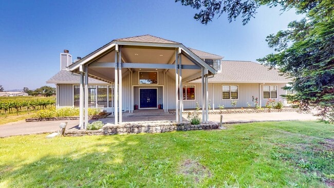 Building Photo - Beautiful 4 bedroom 3.5 bath Home with 2 c...