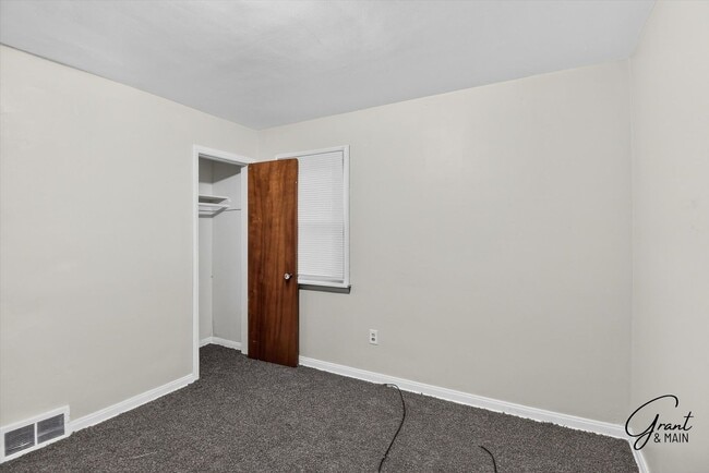 Building Photo - $1050 Charming 2 Bed Home