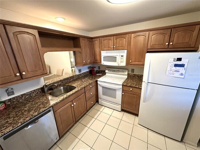 Building Photo - 645 Woodlawn Dr