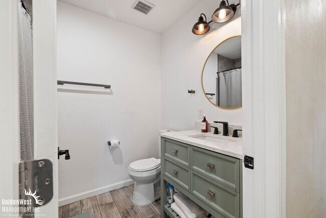 Building Photo - Charming 3Bdm 3Ba Unfurnished Home with Pa...