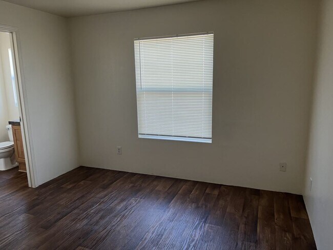 Building Photo - 5303 E Twain Ave