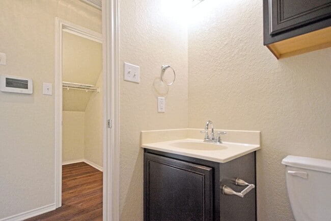 Building Photo - 2121 Sinclair Dr
