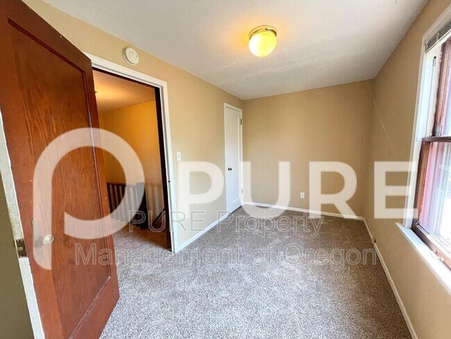 Building Photo - 6945 NE Sacramento St