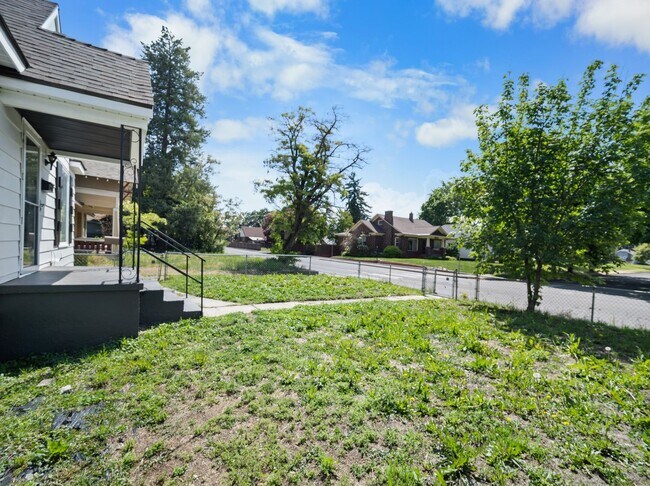 Building Photo - Near Campus! Cozy & Convenient Living