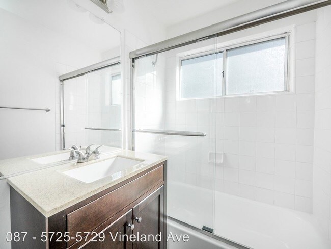 Interior Photo - 5725 Vineland