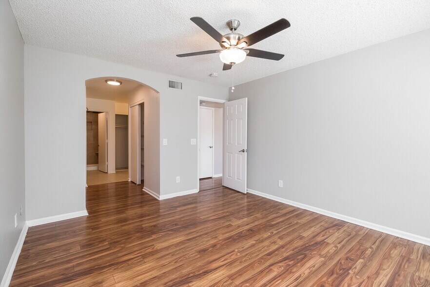 Building Photo - 841 E Manor Dr