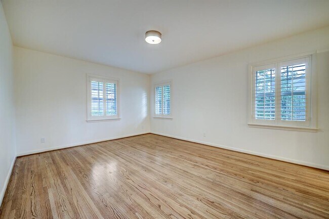 Building Photo - 722 Camelot Ln