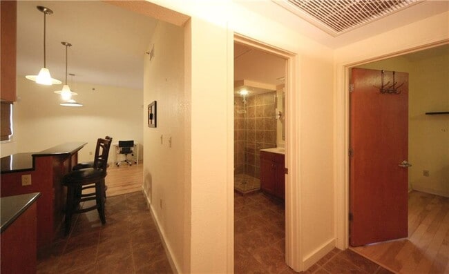 Building Photo - 711 W 26th St