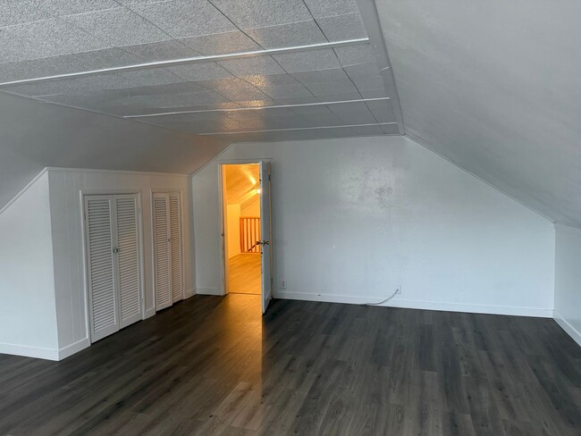 Building Photo - Updated 4 bedroom, 1 bath home in Eugene!