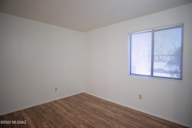 Building Photo - 6625 E Golf Links Rd