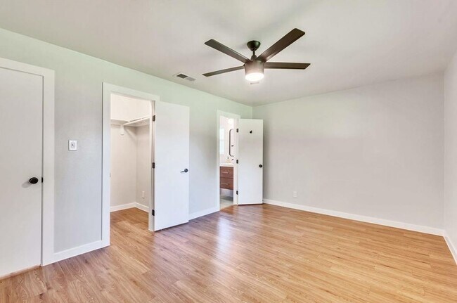 Building Photo - Beautiful 3/2 near Domain