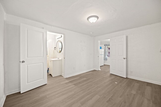 Building Photo - Spacious 1 Bed / 1 Bath Apartment Near Downtown Miami