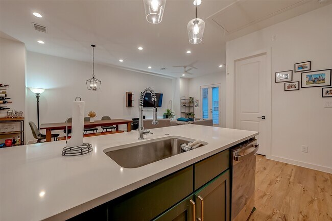 Building Photo - 8911 Knoll Villas St